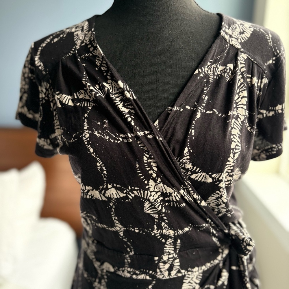 Banana Republic Black and White Abstract Mini V-Neck Wrap Dress - Picture 4 of 17